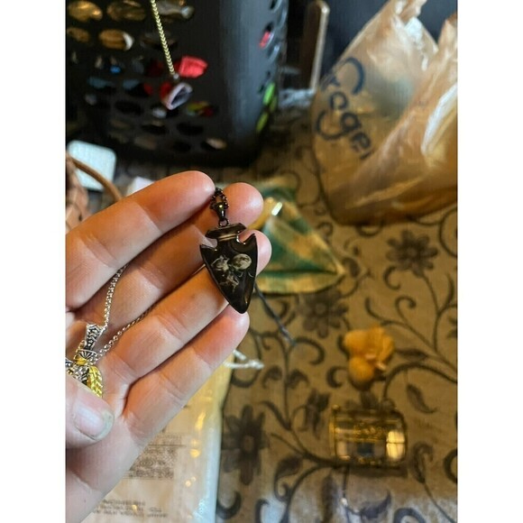 New Men's Arrowhead Shaped Wolf Necklace - 18" chain w/ 2" extension - Picture 8 of 9